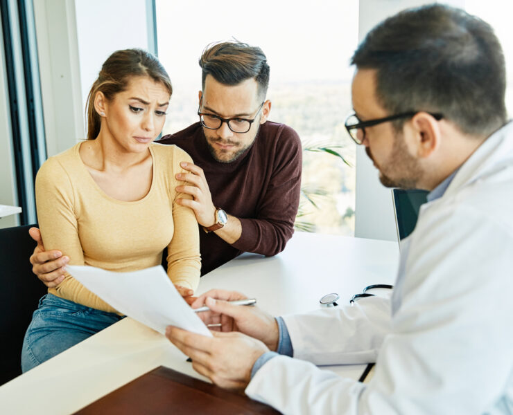 Πέρα από τις εξετάσεις και τα έξοδα: Πώς η εξωσωματική δοκιμάζει τη σχέση σας (και πώς να βγείτε νικητές μαζί)