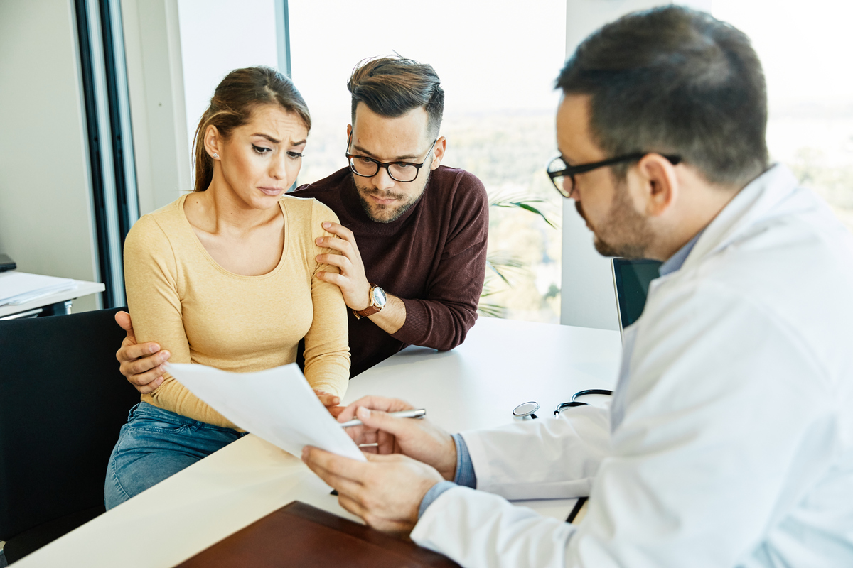 Πέρα από τις εξετάσεις και τα έξοδα: Πώς η εξωσωματική δοκιμάζει τη σχέση σας (και πώς να βγείτε νικητές μαζί)