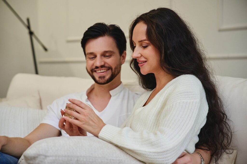 Πέρα από τις εξετάσεις και τα έξοδα: Πώς η εξωσωματική δοκιμάζει τη σχέση σας (και πώς να βγείτε νικητές μαζί)