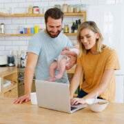 «Είμαι η μόνη που δεν το ήξερα;»: Τι αποκάλυψαν οι αναζητήσεις των γονιών στο Google το 2025 για τις κρυφές μας ανησυχίες