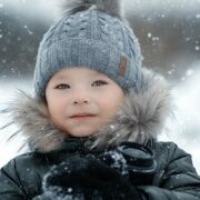 Όλα όσα κάνουν τα μωρά του Δεκεμβρίου μοναδικά (και η επιστήμη συμφωνεί!)