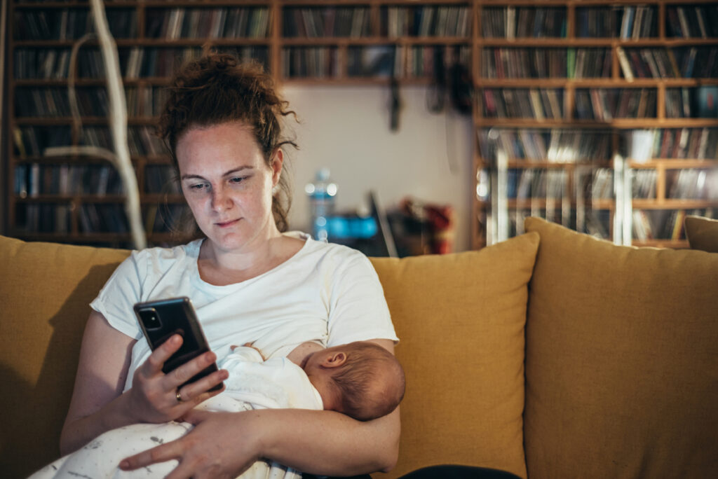 «Scrollάρισμα» την ώρα του θηλασμού: Είναι τελικά τόσο κακό όσο λένε οι ειδικοί;