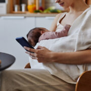 «Scrollάρισμα» την ώρα του θηλασμού: Είναι τελικά τόσο κακό όσο λένε οι ειδικοί;