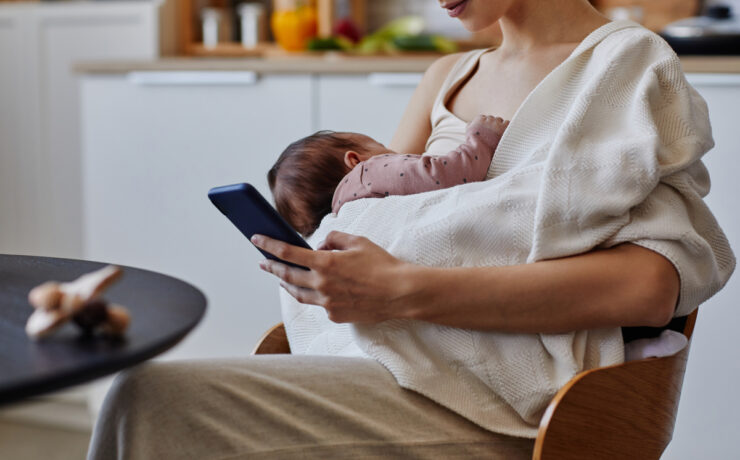 «Scrollάρισμα» την ώρα του θηλασμού: Είναι τελικά τόσο κακό όσο λένε οι ειδικοί;