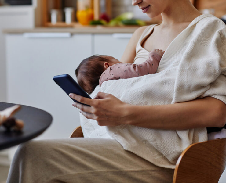 «Scrollάρισμα» την ώρα του θηλασμού: Είναι τελικά τόσο κακό όσο λένε οι ειδικοί;