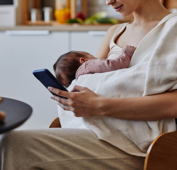 «Scrollάρισμα» την ώρα του θηλασμού: Είναι τελικά τόσο κακό όσο λένε οι ειδικοί;