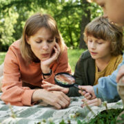 Τα παιδιά μας κινούνται με την «ταχύτητα του θαύματος»: Να γιατί πρέπει να σταματήσουμε να τρέχουμε και να μάθουμε να περπατάμε δίπλα τους