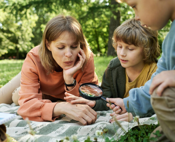 Τα παιδιά μας κινούνται με την «ταχύτητα του θαύματος»: Να γιατί πρέπει να σταματήσουμε να τρέχουμε και να μάθουμε να περπατάμε δίπλα τους