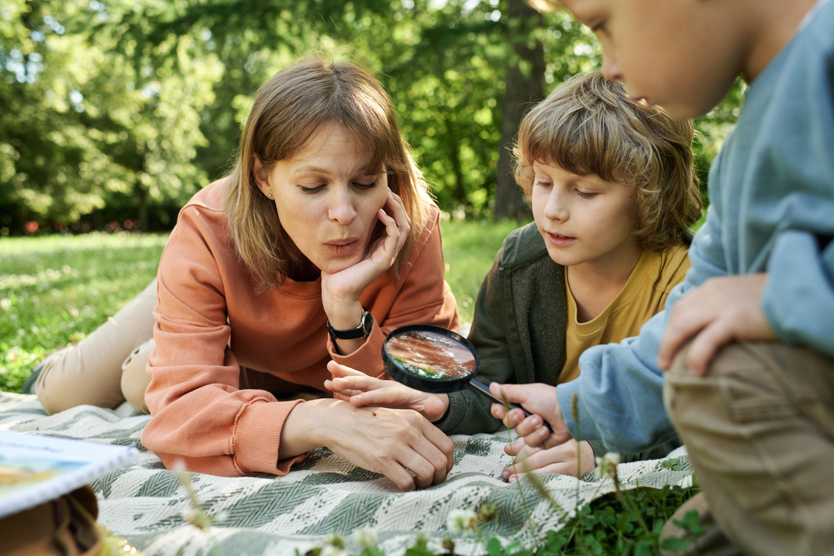 Τα παιδιά μας κινούνται με την «ταχύτητα του θαύματος»: Να γιατί πρέπει να σταματήσουμε να τρέχουμε και να μάθουμε να περπατάμε δίπλα τους