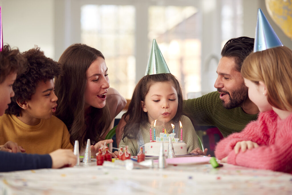 Γιατί τα γενέθλια του παιδιού σας (και τα δικά σας) φέρνουν δάκρυα αντί για χαμόγελα; Η αλήθεια πίσω από τη «τέλεια» γιορτή