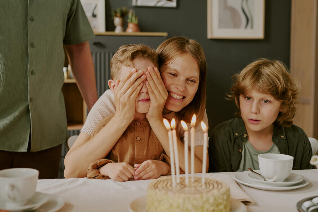 Γιατί τα γενέθλια του παιδιού σας (και τα δικά σας) φέρνουν δάκρυα αντί για χαμόγελα; Η αλήθεια πίσω από τη «τέλεια» γιορτή