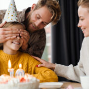 Γιατί τα γενέθλια του παιδιού σας (και τα δικά σας) φέρνουν δάκρυα αντί για χαμόγελα; Η αλήθεια πίσω από τη «τέλεια» γιορτή
