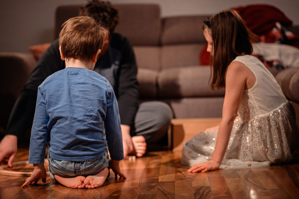 Όχι, το παιδί σου δεν είναι «τρομοκράτης»: Πώς να διαχειριστείς τα ξεσπάσματα χωρίς φωνές και τιμωρίες