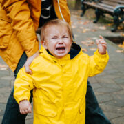 Όχι, το παιδί σου δεν είναι «τρομοκράτης»: Πώς να διαχειριστείς τα ξεσπάσματα χωρίς φωνές και τιμωρίες