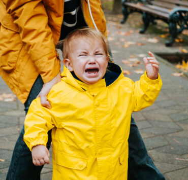 Όχι, το παιδί σου δεν είναι «τρομοκράτης»: Πώς να διαχειριστείς τα ξεσπάσματα χωρίς φωνές και τιμωρίες