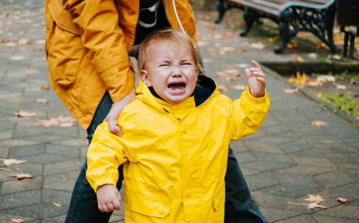 Όχι, το παιδί σου δεν είναι «τρομοκράτης»: Πώς να διαχειριστείς τα ξεσπάσματα χωρίς φωνές και τιμωρίες