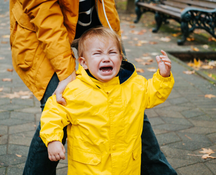 Όχι, το παιδί σου δεν είναι «τρομοκράτης»: Πώς να διαχειριστείς τα ξεσπάσματα χωρίς φωνές και τιμωρίες