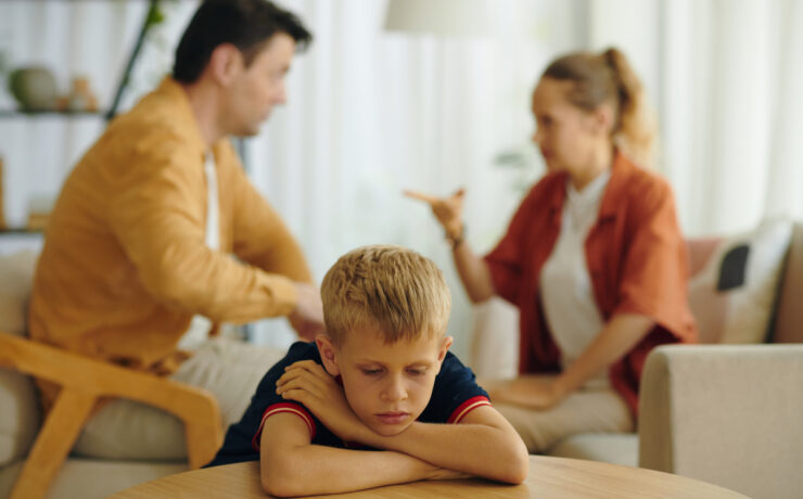 Εσύ αυστηρή, εκείνος χαλαρός; Πώς να μεγαλώσετε το παιδί σας όταν οι διαφωνίες γονέων για την ανατροφή «ανάβουν φωτιές» στο σπίτι
