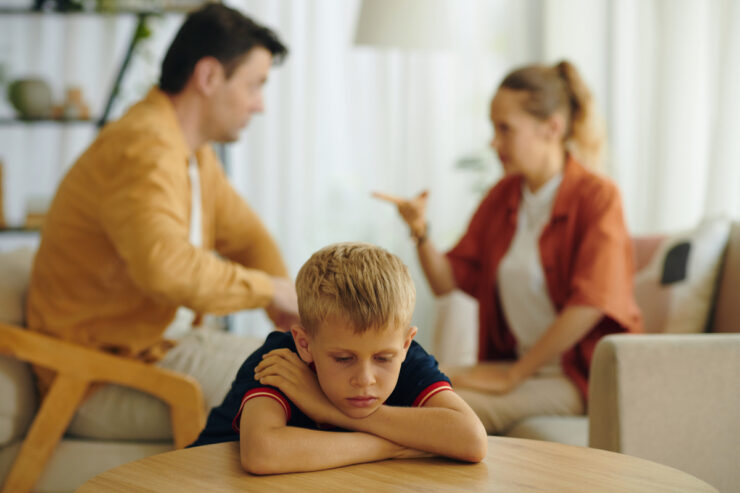 Εσύ αυστηρή, εκείνος χαλαρός; Πώς να μεγαλώσετε το παιδί σας όταν οι διαφωνίες γονέων για την ανατροφή «ανάβουν φωτιές» στο σπίτι