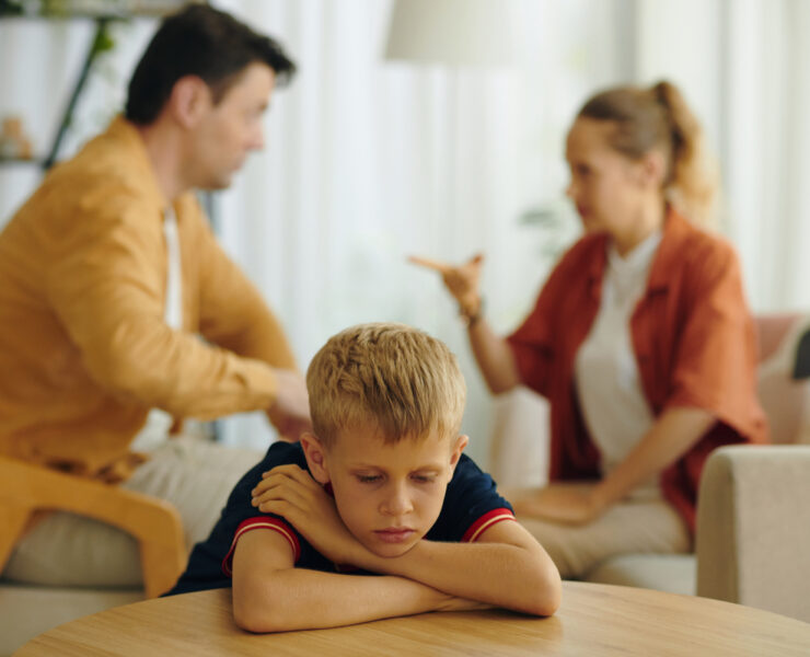 Εσύ αυστηρή, εκείνος χαλαρός; Πώς να μεγαλώσετε το παιδί σας όταν οι διαφωνίες γονέων για την ανατροφή «ανάβουν φωτιές» στο σπίτι