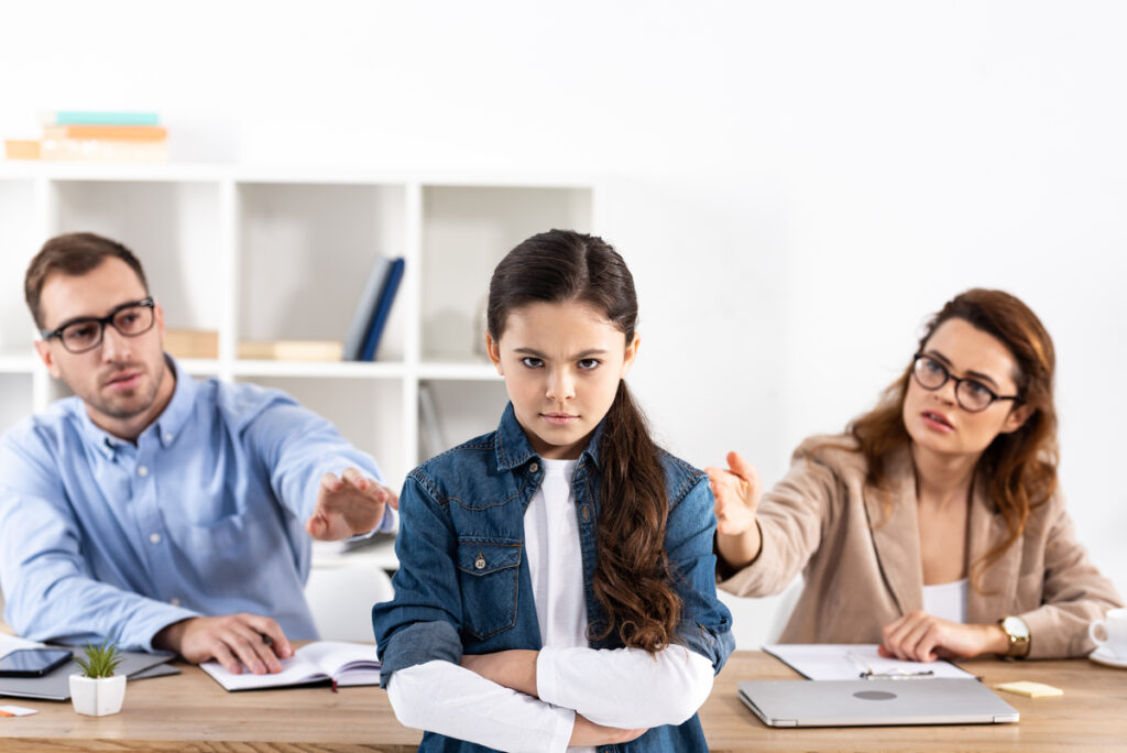 Εσύ αυστηρή, εκείνος χαλαρός; Πώς να μεγαλώσετε το παιδί σας όταν οι διαφωνίες γονέων για την ανατροφή «ανάβουν φωτιές» στο σπίτι