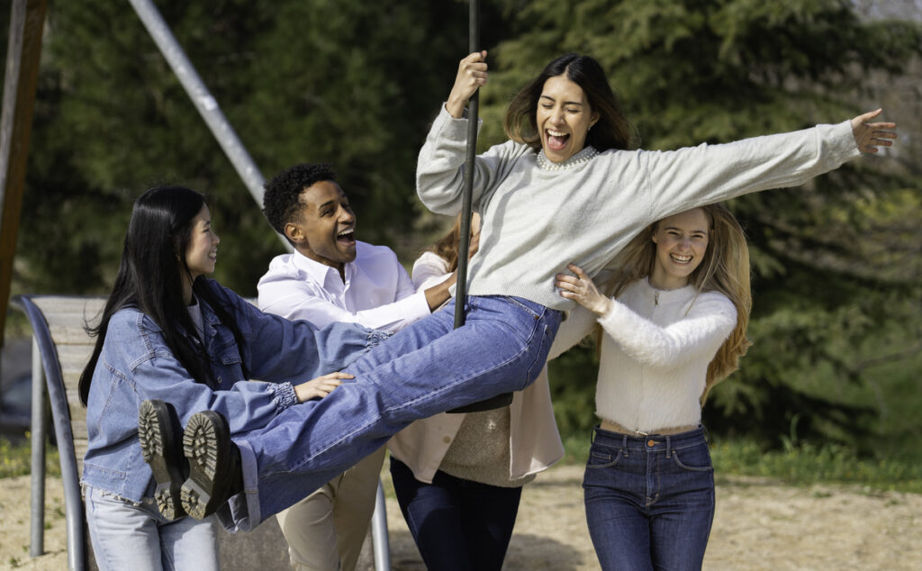 Εφηβεία και σχέσεις: Τι χρειάζονται πραγματικά οι έφηβοι από εσάς (ακόμα κι αν δεν θα σας το πουν ποτέ)