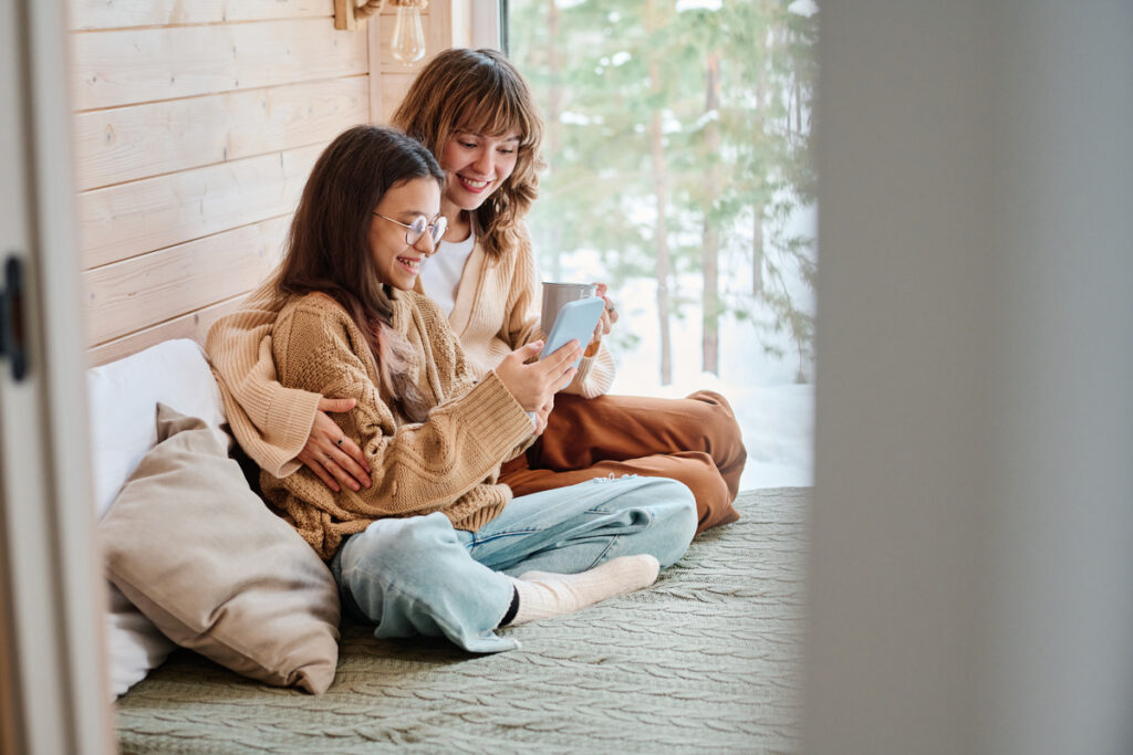 Εφηβεία και σχέσεις: Τι χρειάζονται πραγματικά οι έφηβοι από εσάς (ακόμα κι αν δεν θα σας το πουν ποτέ)