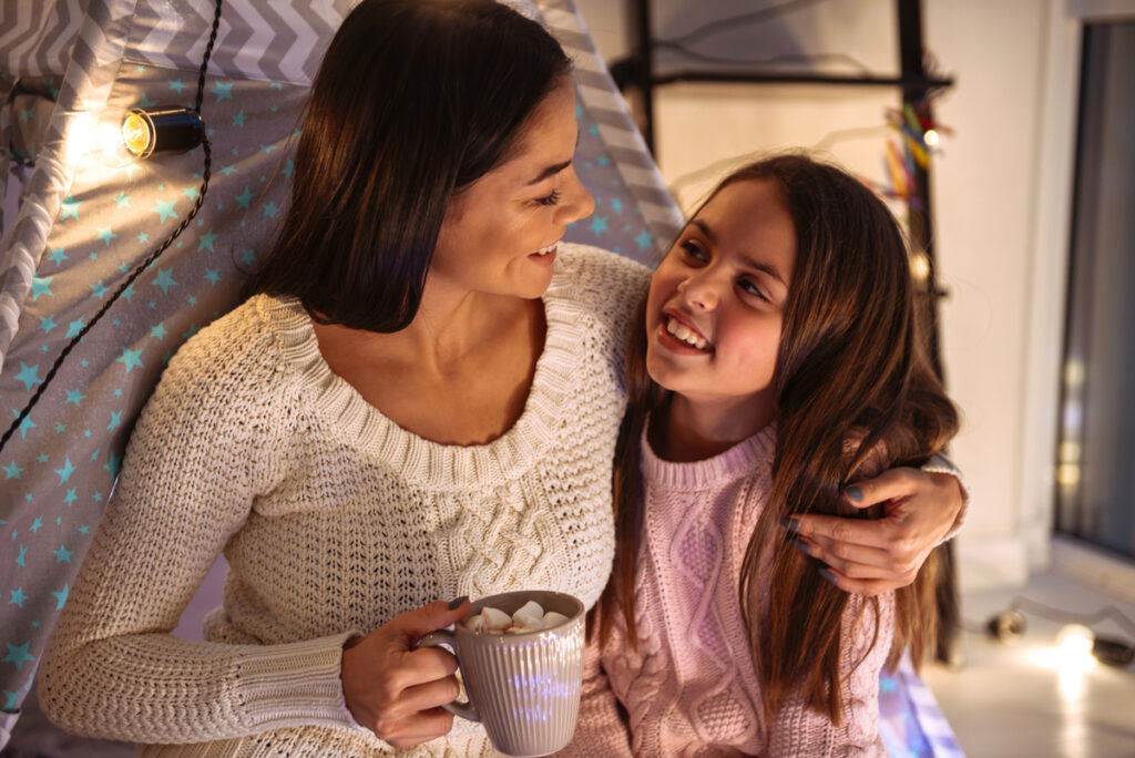 Εφηβεία και σχέσεις: Τι χρειάζονται πραγματικά οι έφηβοι από εσάς (ακόμα κι αν δεν θα σας το πουν ποτέ)