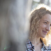 Εγκυμοσύνη μετά τα 35: Γιατί δεν πρέπει να φοβάσαι την ταμπέλα της «προχωρημένης ηλικίας» (και τα απρόσμενα οφέλη που σε... ξανανιώνουν)