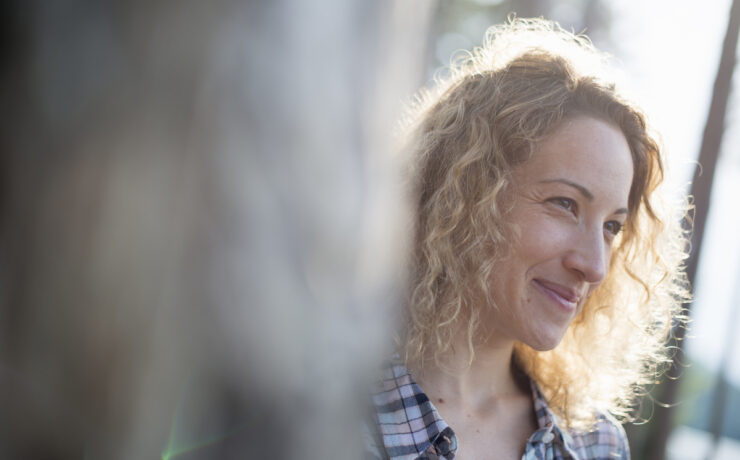 Εγκυμοσύνη μετά τα 35: Γιατί δεν πρέπει να φοβάσαι την ταμπέλα της «προχωρημένης ηλικίας» (και τα απρόσμενα οφέλη που σε... ξανανιώνουν)