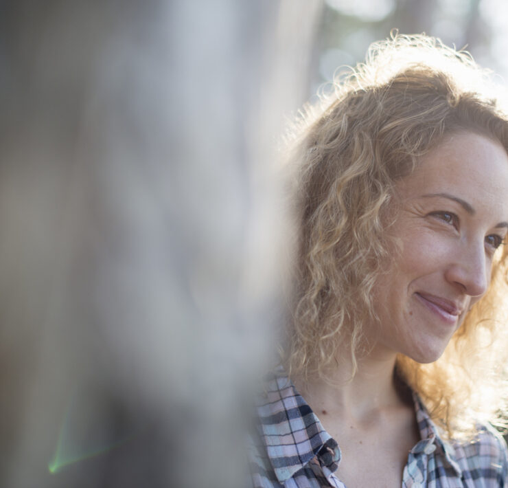 Εγκυμοσύνη μετά τα 35: Γιατί δεν πρέπει να φοβάσαι την ταμπέλα της «προχωρημένης ηλικίας» (και τα απρόσμενα οφέλη που σε... ξανανιώνουν)