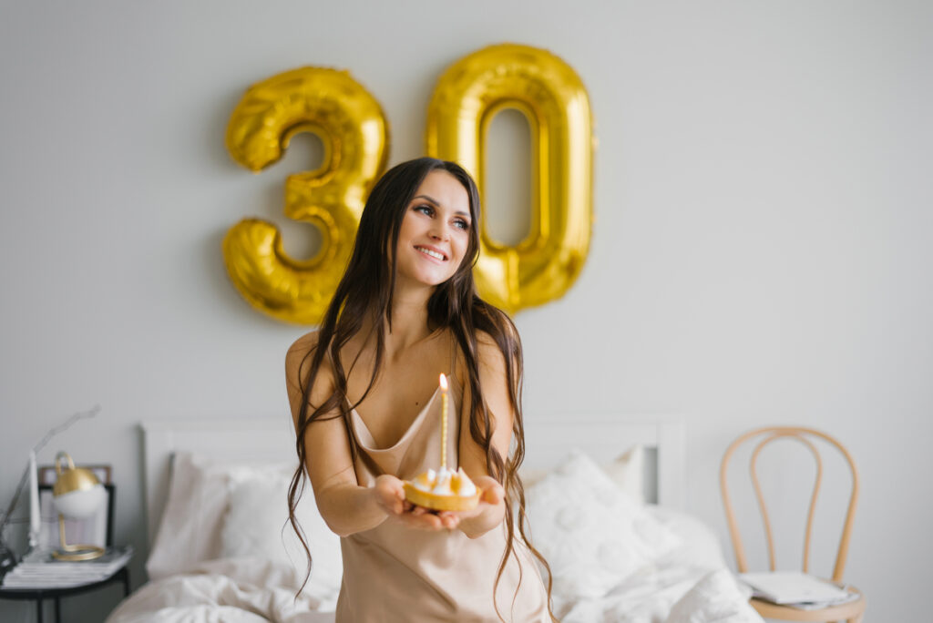 Εγκυμοσύνη μετά τα 35: Γιατί δεν πρέπει να φοβάσαι την ταμπέλα της «προχωρημένης ηλικίας» (και τα απρόσμενα οφέλη που σε... ξανανιώνουν)