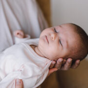 Εκπαίδευση ύπνου μωρού: Η «αθέατη» δουλειά που κανείς δεν σου λέει (και πώς να μην «καείς» στην προσπάθεια)