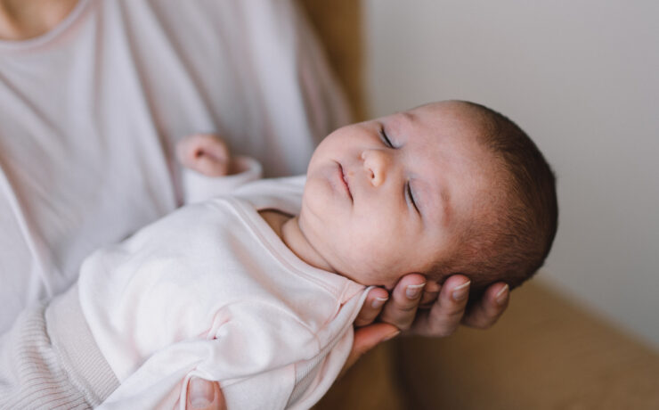 Εκπαίδευση ύπνου μωρού: Η «αθέατη» δουλειά που κανείς δεν σου λέει (και πώς να μην «καείς» στην προσπάθεια)