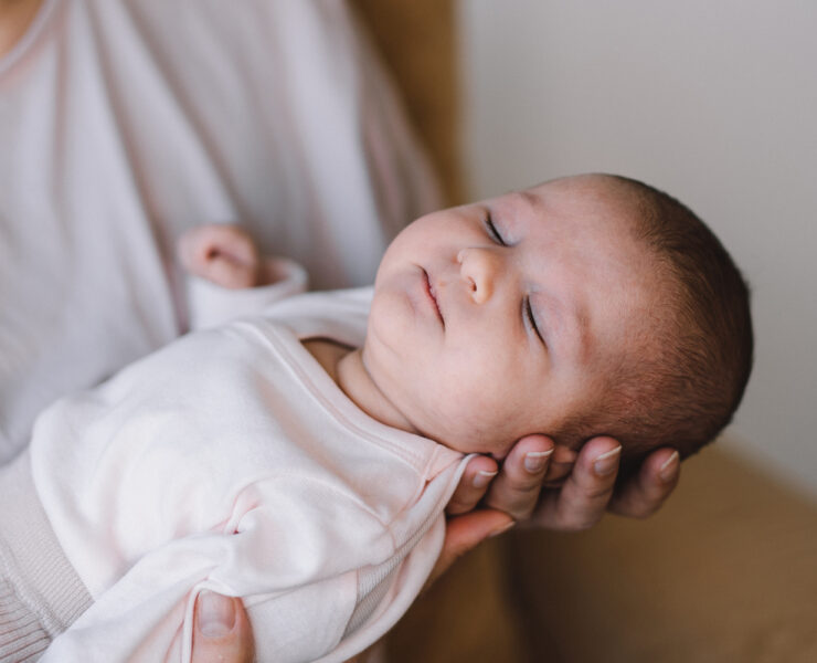 Εκπαίδευση ύπνου μωρού: Η «αθέατη» δουλειά που κανείς δεν σου λέει (και πώς να μην «καείς» στην προσπάθεια)