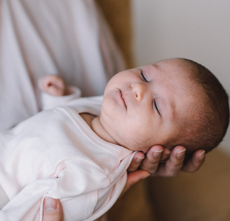 Εκπαίδευση ύπνου μωρού: Η «αθέατη» δουλειά που κανείς δεν σου λέει (και πώς να μην «καείς» στην προσπάθεια)