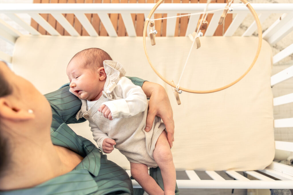 Εκπαίδευση ύπνου μωρού: Η «αθέατη» δουλειά που κανείς δεν σου λέει (και πώς να μην «καείς» στην προσπάθεια)