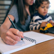 Ημερολόγιο Γονέα: Θες να σταματήσεις τις φωνές το 2026; Το εργαλείο που έσωσε τη σχέση μου με το παιδί μου