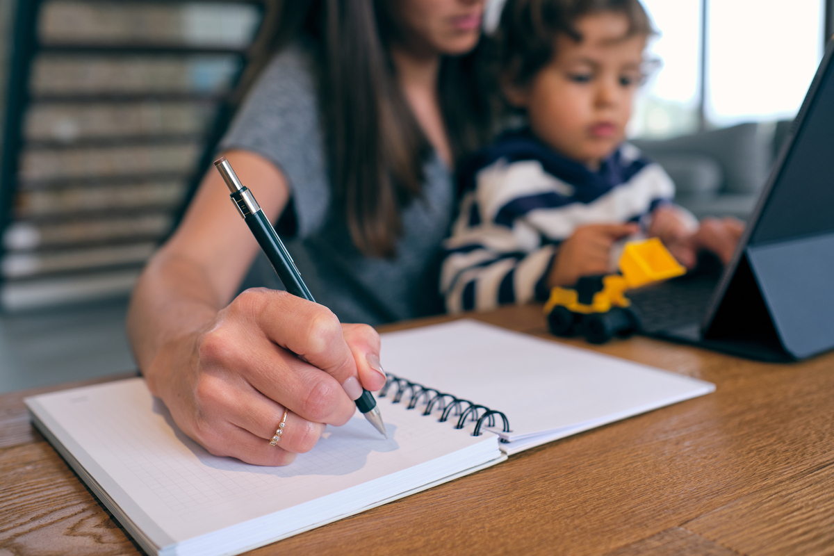 Ημερολόγιο Γονέα: Θες να σταματήσεις τις φωνές το 2026; Το εργαλείο που έσωσε τη σχέση μου με το παιδί μου