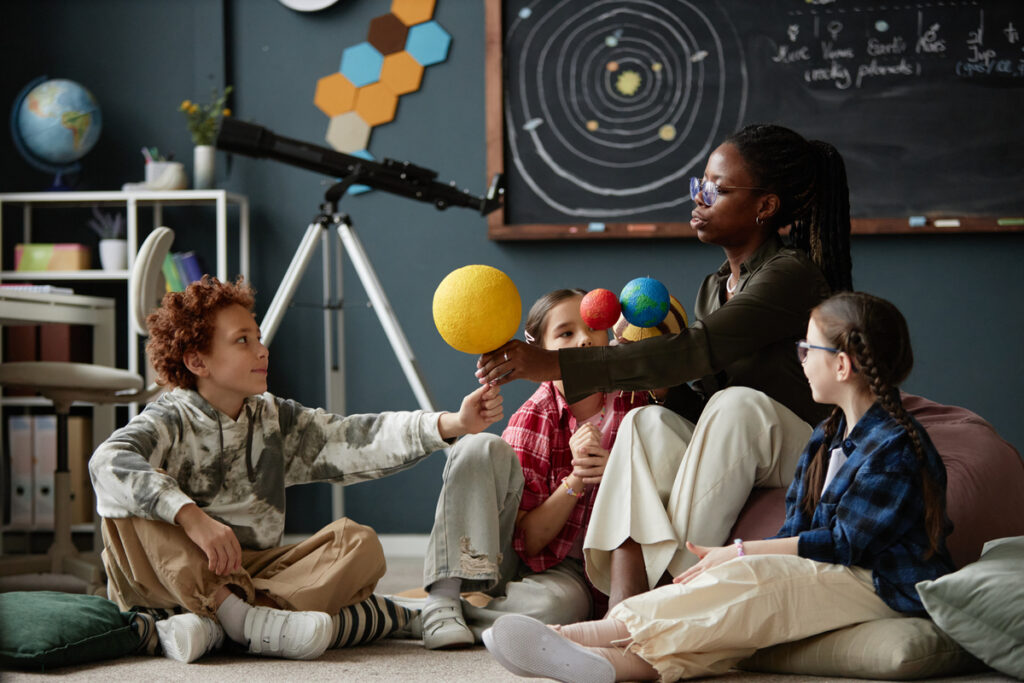 Πώς να μεγαλώσω παιδιά με κριτική σκέψη: 5 τρόποι να αναπτύξω τη λογική τους (όταν η πραγματικότητα δεν βγάζει νόημα )