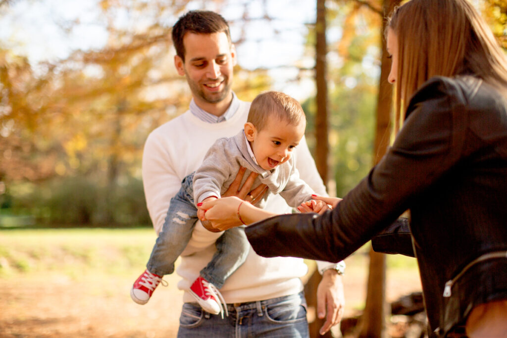Γονείς, σας δίνουμε άδεια να σταματήσετε να «τρελαίνεστε» με τα αναπτυξιακά ορόσημα του παιδιού σας (και να απολαύσετε τη διαδρομή!)