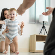 Γονείς, σας δίνουμε άδεια να σταματήσετε να «τρελαίνεστε» με τα αναπτυξιακά ορόσημα του παιδιού σας (και να απολαύσετε τη διαδρομή!)