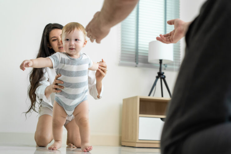 Γονείς, σας δίνουμε άδεια να σταματήσετε να «τρελαίνεστε» με τα αναπτυξιακά ορόσημα του παιδιού σας (και να απολαύσετε τη διαδρομή!)