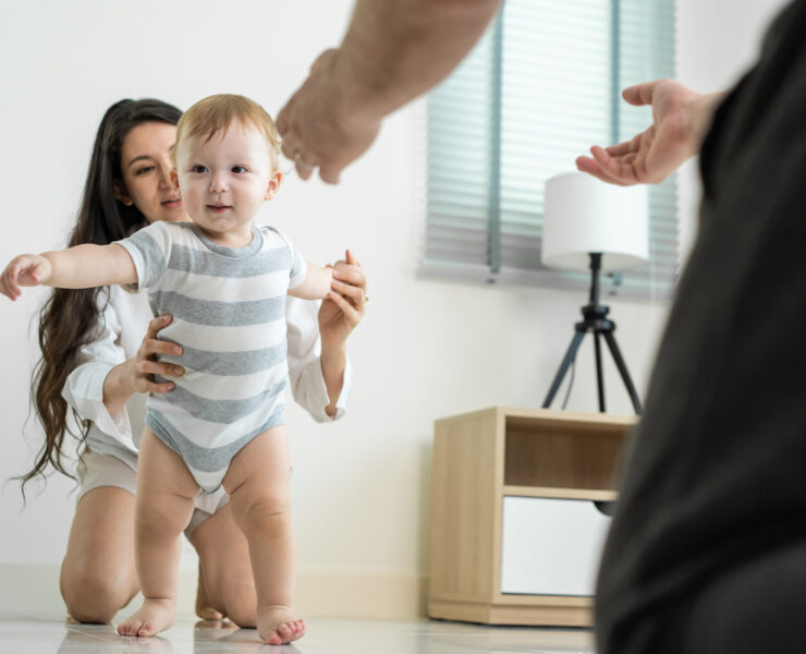 Γονείς, σας δίνουμε άδεια να σταματήσετε να «τρελαίνεστε» με τα αναπτυξιακά ορόσημα του παιδιού σας (και να απολαύσετε τη διαδρομή!)