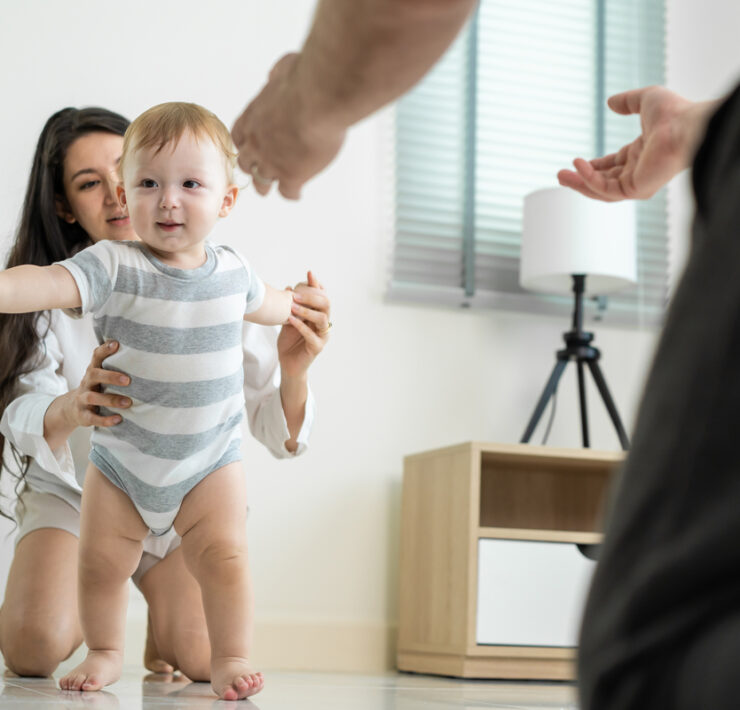 Γονείς, σας δίνουμε άδεια να σταματήσετε να «τρελαίνεστε» με τα αναπτυξιακά ορόσημα του παιδιού σας (και να απολαύσετε τη διαδρομή!)