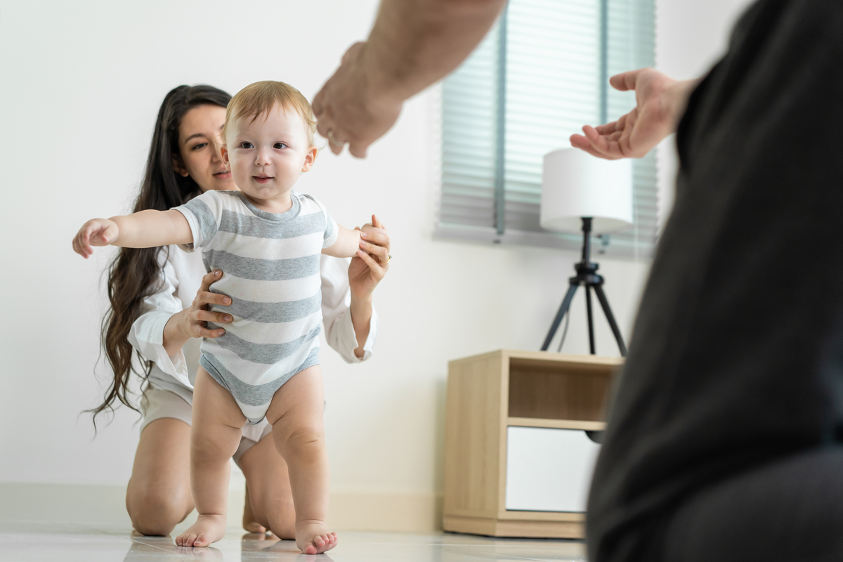 Γονείς, σας δίνουμε άδεια να σταματήσετε να «τρελαίνεστε» με τα αναπτυξιακά ορόσημα του παιδιού σας (και να απολαύσετε τη διαδρομή!)