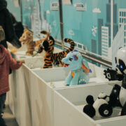 «Μακριά από το παιδικό δωμάτιο»: Γιατί οι ειδικοί προειδοποιούν τους γονείς για τα παιχνίδια τεχνητής νοημοσύνης (και τι κρύβουν πραγματικά)