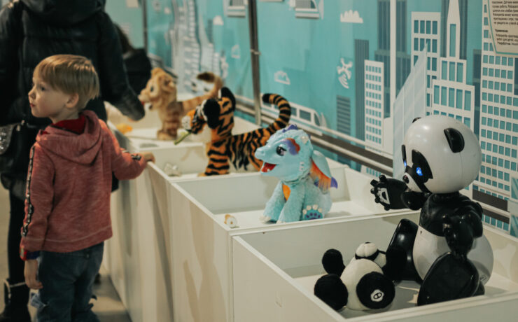 «Μακριά από το παιδικό δωμάτιο»: Γιατί οι ειδικοί προειδοποιούν τους γονείς για τα παιχνίδια τεχνητής νοημοσύνης (και τι κρύβουν πραγματικά)