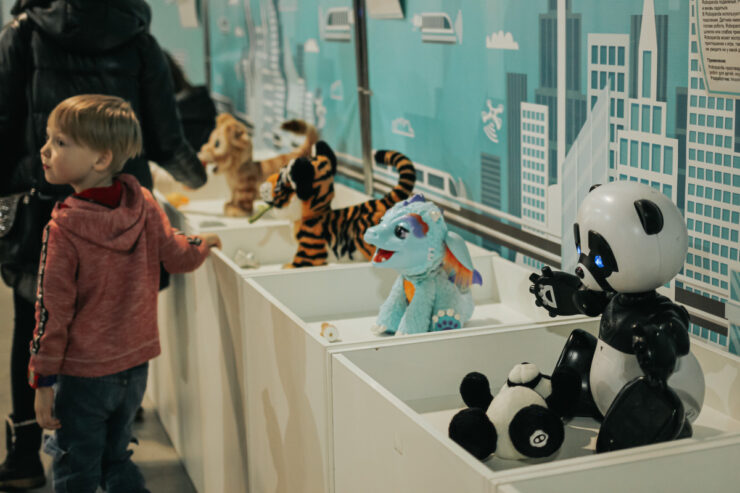 «Μακριά από το παιδικό δωμάτιο»: Γιατί οι ειδικοί προειδοποιούν τους γονείς για τα παιχνίδια τεχνητής νοημοσύνης (και τι κρύβουν πραγματικά)