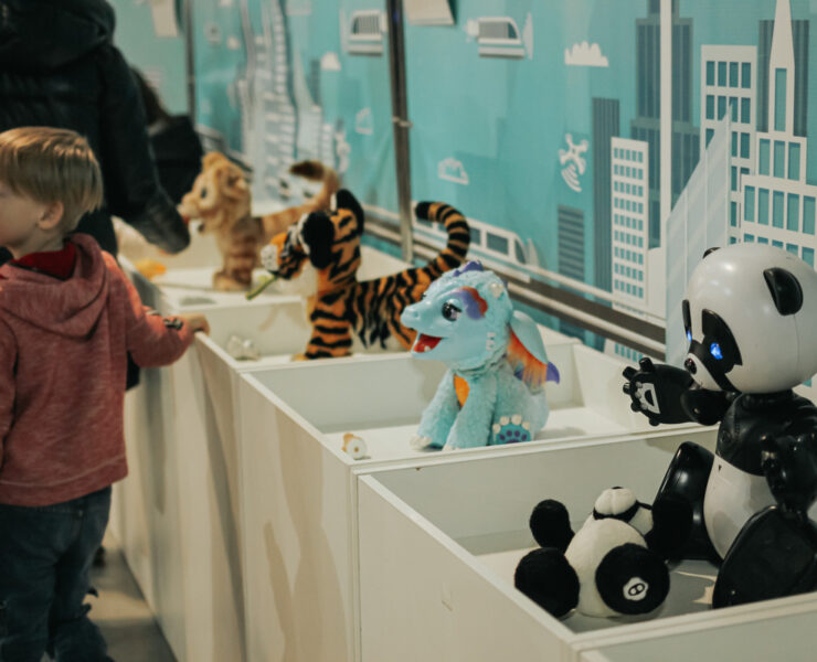 «Μακριά από το παιδικό δωμάτιο»: Γιατί οι ειδικοί προειδοποιούν τους γονείς για τα παιχνίδια τεχνητής νοημοσύνης (και τι κρύβουν πραγματικά)